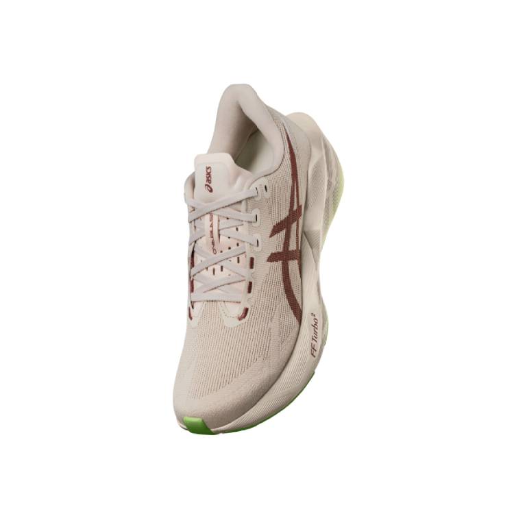 Снимка под ъгъл отгоре на маратонка Asics Novablast 6 в светлобежов цвят. Обувката е с мрежеста горна част, тъмнокафяво лого на Asics, надпис 