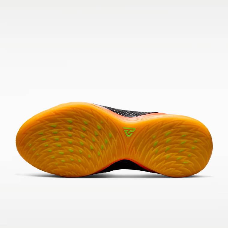 Черна баскетболна обувка Nike Giannis Freak 8 с оранжеви елементи и масивна оранжева подметка, изглед към подметката.