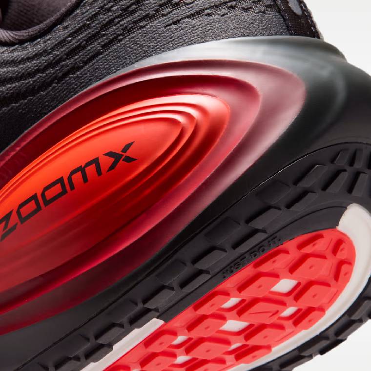 Мъжки маратонки Nike Vomero Plus в черно с червени акценти, изглед към междинната подметка