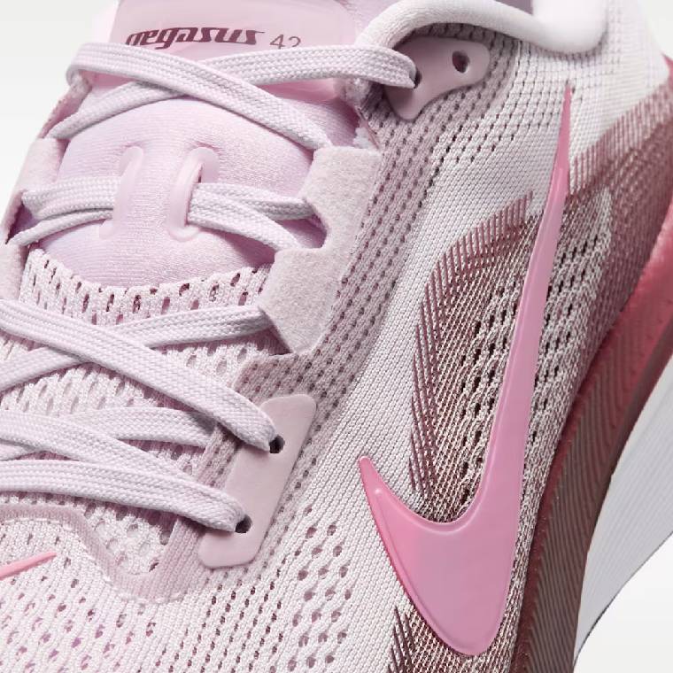 Дамски маратонки Air Zoom Pegasus 42 в розово с тъмнорозови и бели детайли, изглед към горната част&bdquo;