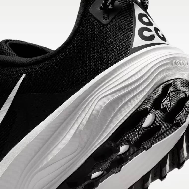 Детайлен изглед на петата с лого Nike ACG, текстилна примка, омекотяваща React пяна и черен грайфер на черни мъжки обувки за бягане Pegasus Trail