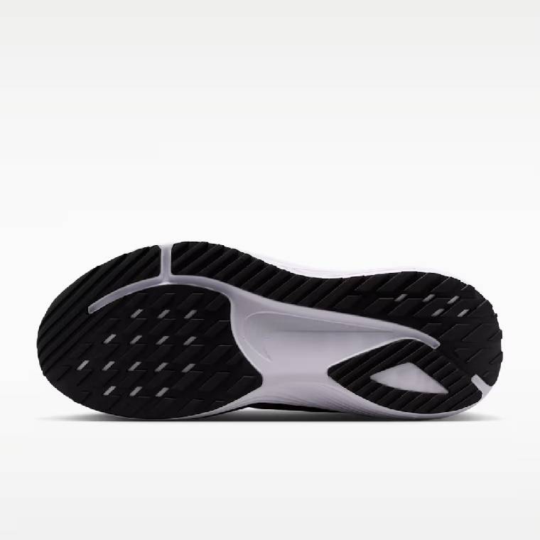 Мъжки маратонки Nike Quest 7 в черно с червени детайли, изглед към подметката