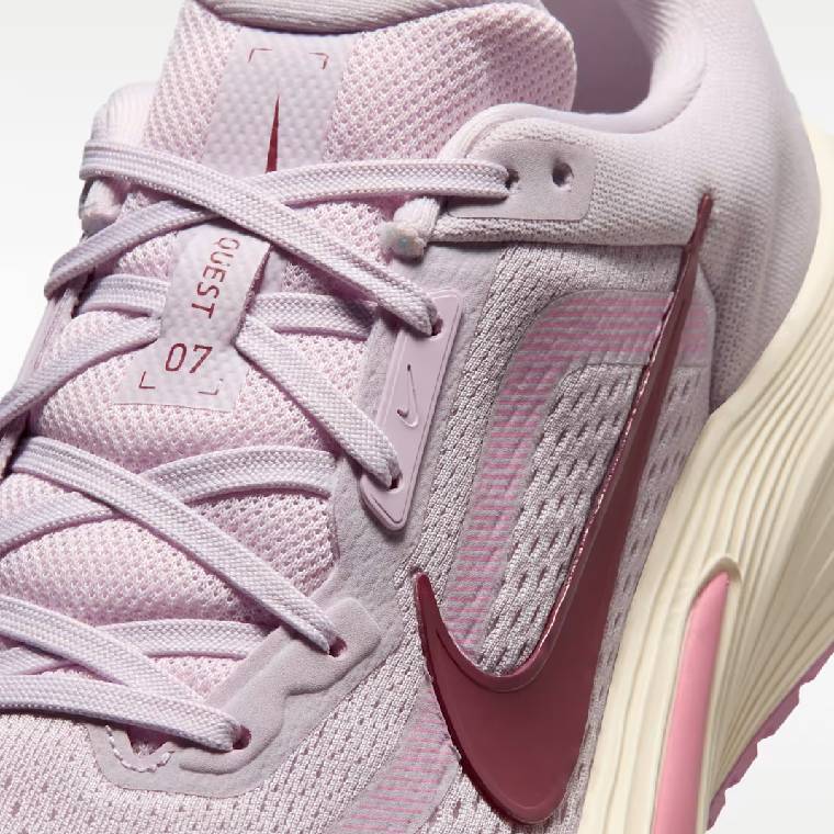Дамски маратонки Nike Quest 7 в розово с тъмнорозови детайли, изглед към горната част