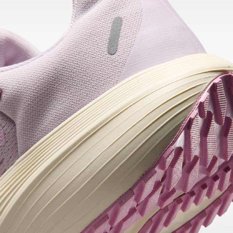 Дамски маратонки Nike Quest 7 в розово с тъмнорозови детайли, изглед към междинната подметка