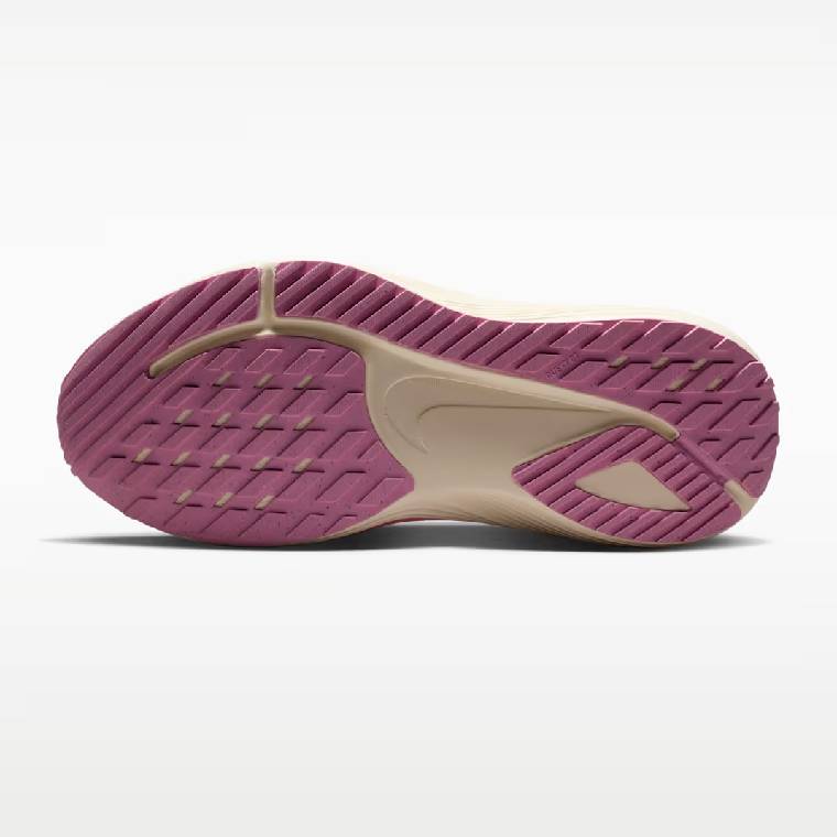 Дамски маратонки Nike Quest 7 в розово с тъмнорозови детайли, изглед към подметката