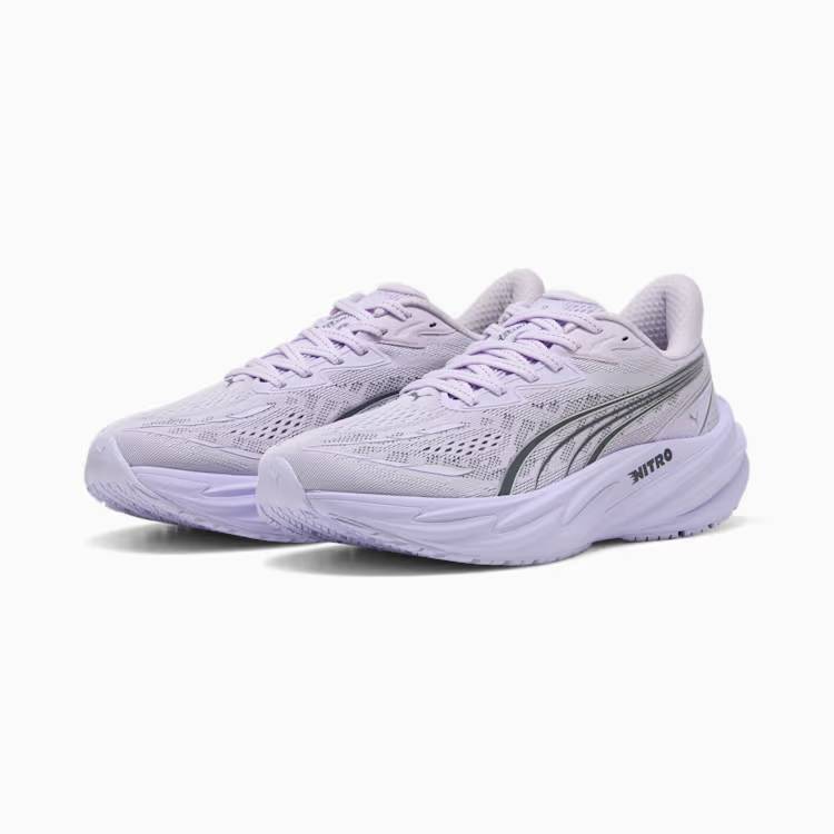 Чифт спортни маратонки Puma Velocity Nitro 5 в светлолилав (лавандулов) цвят, заснети под ъгъл на бял фон. Маратонките имат мрежеста горна част, черна емблема Puma Formstrip отстрани и подметка с надпис NITRO.