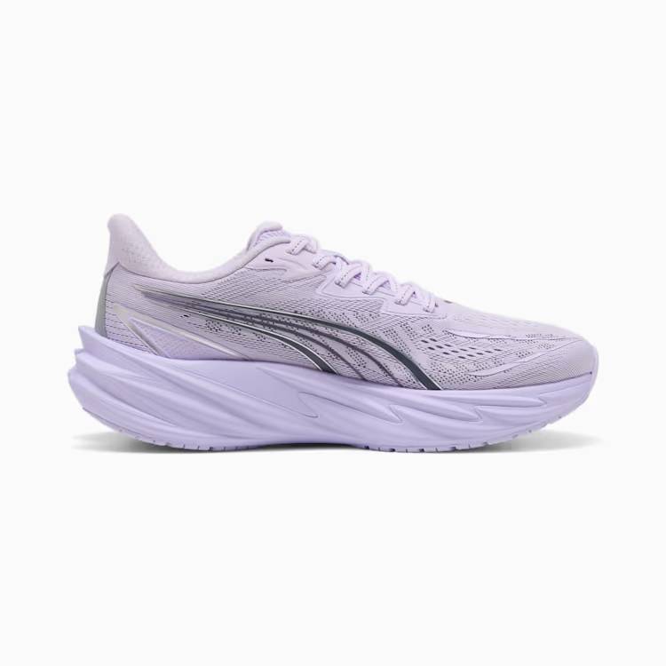 Лява спортна обувка Puma Velocity Nitro 5 в светлолилав цвят, заснета странично (профил) на бял фон. Моделът разполага с мрежеста горна част, тъмна емблема Puma Formstrip и обемна лилава подметка с надпис NITRO.