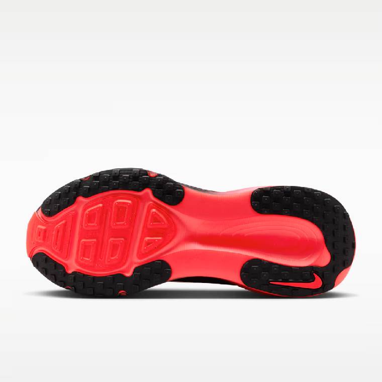 Мъжки маратонки Nike Vomero 18 в черно с червени детайли, изглед към подметката